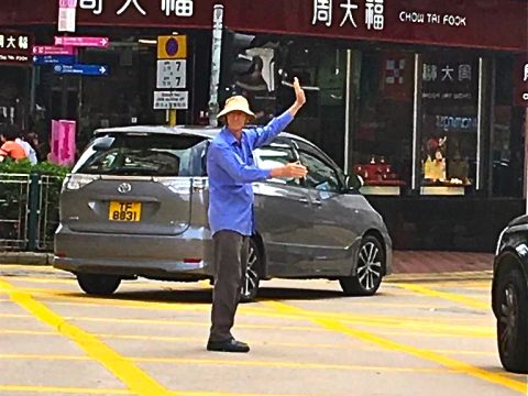 Priest becomes traffic guide to ease chaos