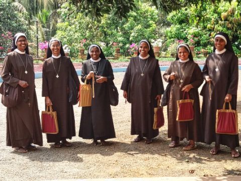 Indian nuns spread the gospel on foot
