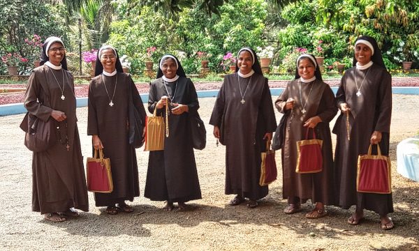 Indian nuns spread the gospel on foot