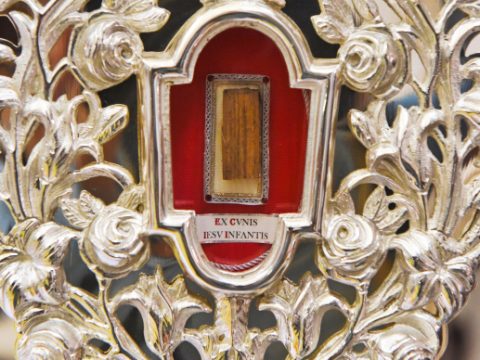 Pope returns part of relic of Jesus’ crib to Holy Land