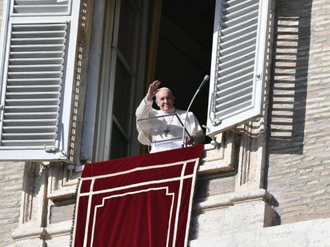 Pope at Angelus: Advent helps us find Jesus in the needs of others