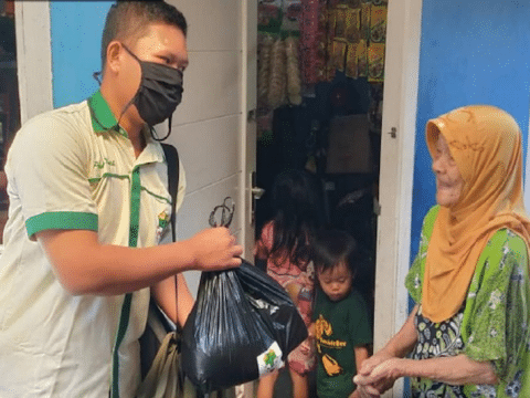 Young Indonesian Catholics reach out to virus-hit families