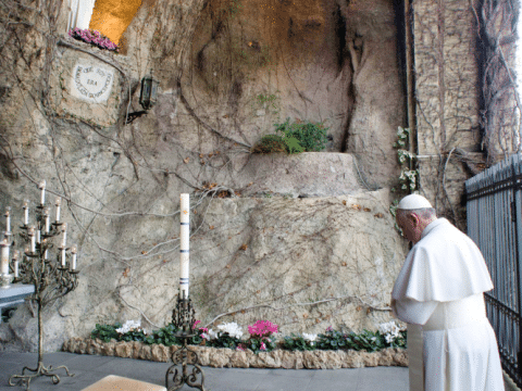 Video: Pope leads world shrines prayer against pandemic on May 30