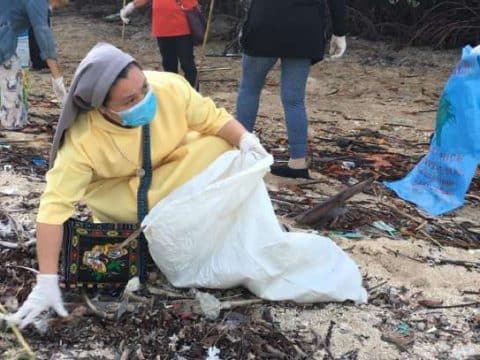 Christians and Muslims unite to clean Palawan shores