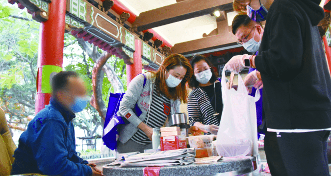 Lunar New Year gift packages for old friends