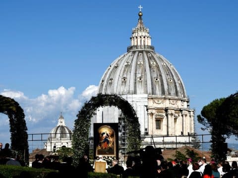‘Untie the knots of our existence,’ pope prays at end of prayer marathon
