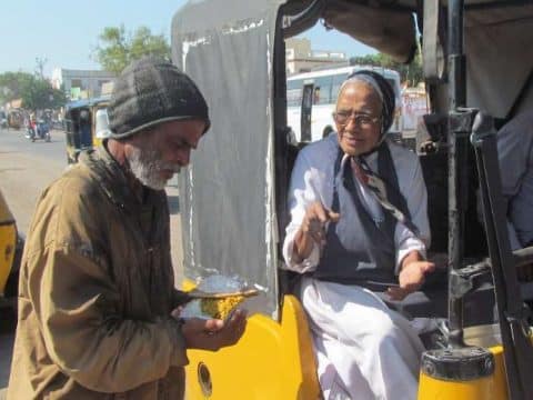 Elderly nun defies pandemic to feed poor