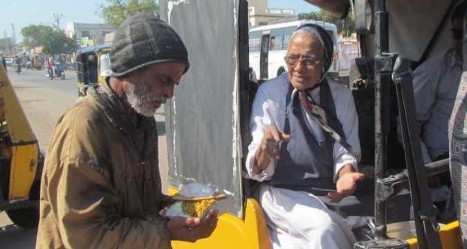 Elderly nun defies pandemic to feed poor