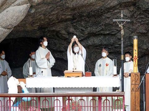 Korean Catholics honour victims of 1980 democracy uprising