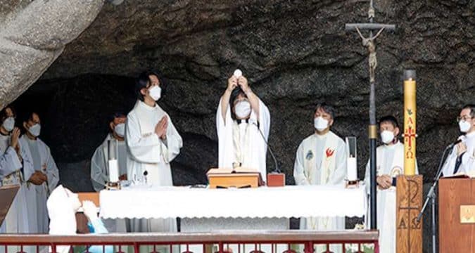 Korean Catholics honour victims of 1980 democracy uprising