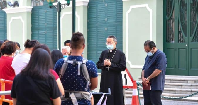 Macau diocese pitches in to distribute meals to stranded migrants