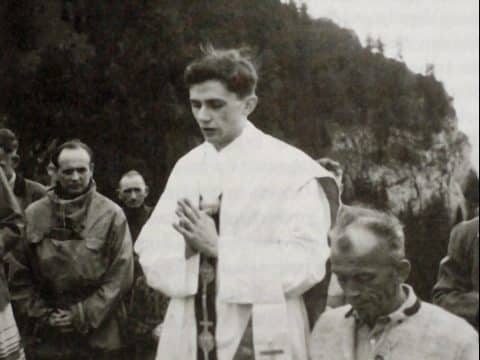 Pope Francis congratulates emeritus pope on anniversary of priestly ordination