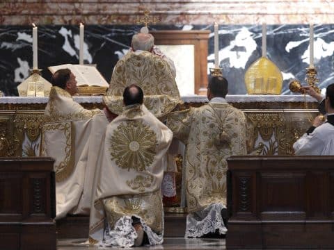 Acting for Church unity, pope restores limits on pre-Vatican II Mass