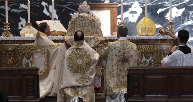 Acting for Church unity, pope restores limits on pre-Vatican II Mass