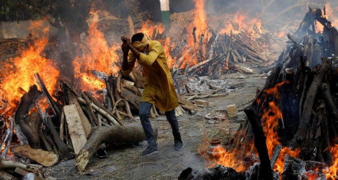 Mass cremations as Covid-19 cases surge in Sri Lanka