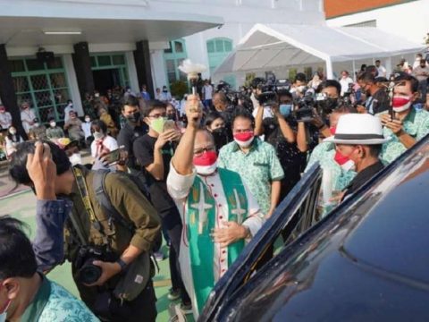 Cardinal Hardjoatmodjo blesses seven cars and an ambulance provided by Sentra Vaksinasi Serviam [SVS] on August 3. Photo UCAN/supplied