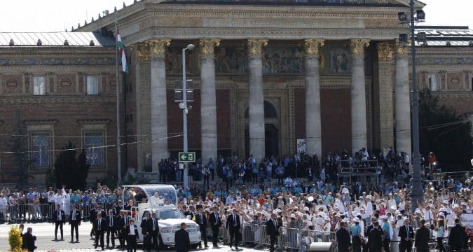 We are one body willing to be broken for others, pope says at Eucharistic Congress