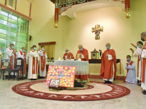 Cardinal Tong [centre], flanked by Cardinal Zen [left], Auxiliary Bishop Ha [right], and Bishop-elect Chow [extreme right], celebrate the anniversary Mass with past rectors and priests who have taught at the seminary and college, on October 2.