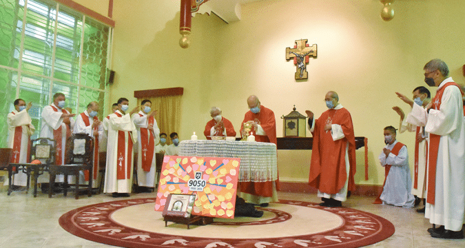 Cardinal Tong [centre], flanked by Cardinal Zen [left], Auxiliary Bishop Ha [right], and Bishop-elect Chow [extreme right], celebrate the anniversary Mass with past rectors and priests who have taught at the seminary and college, on October 2.