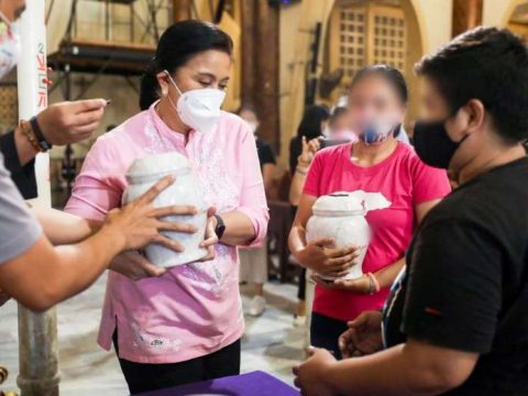 Robredo comforts families of Philippine drug war victims