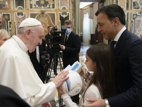 Advent during pandemic remains a season of compassion, pope says