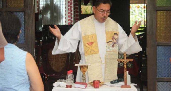 Filipino priests sanctioned for entering political arena