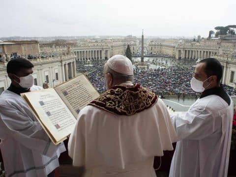 In Urbi et Orbi Pope Francis prays for peace, dialogue and encounter