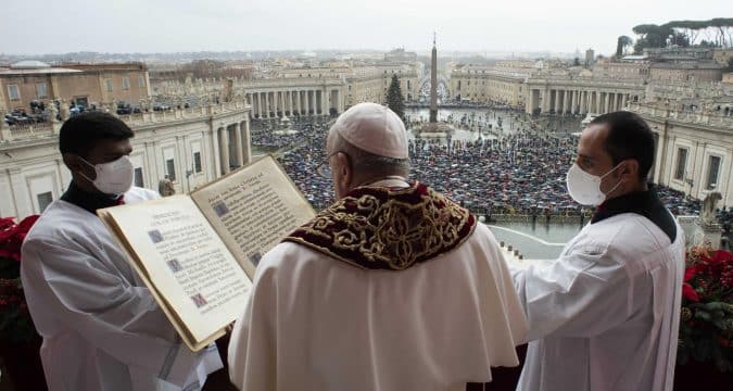 In Urbi et Orbi Pope Francis prays for peace, dialogue and encounter