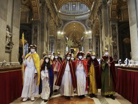 Pope says peace is a gift and God’s glory appears in humility