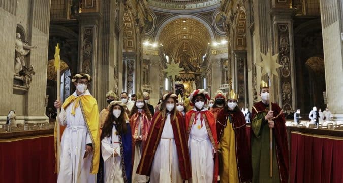 Pope says peace is a gift and God’s glory appears in humility