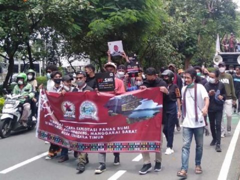 Students join Indonesian farmers in geothermal fight