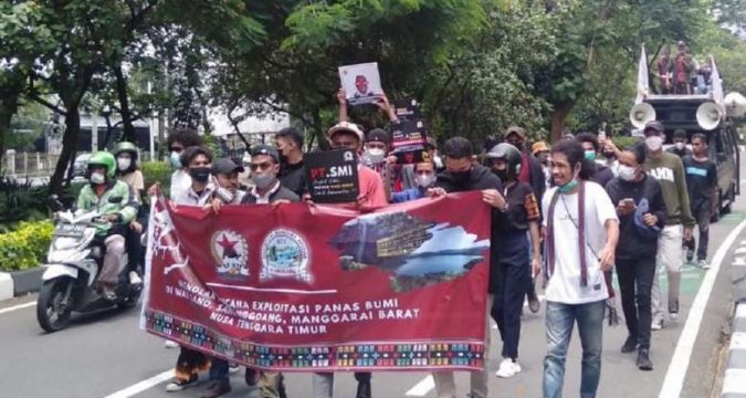 Students join Indonesian farmers in geothermal fight