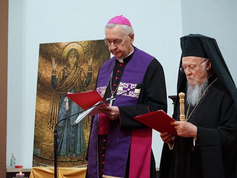 Ecumenical patriarch pledges solidarity with Ukrainians