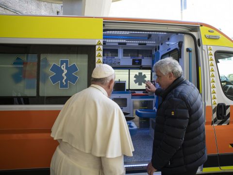 Papal almoner brings more aid to Ukraine
