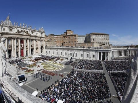 Power, money can obscure Easter joy, pope says