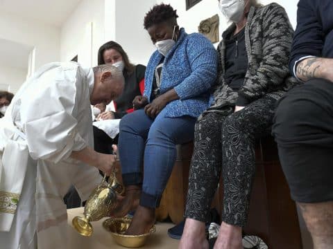 God always forgives, pope tells prisoners