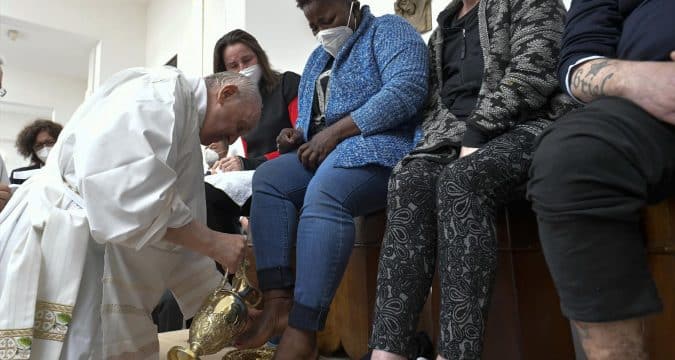 God always forgives, pope tells prisoners