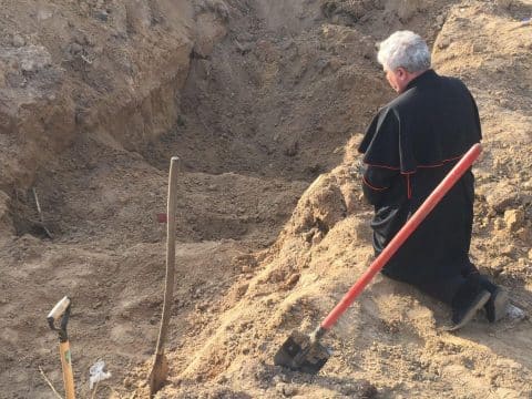 ￼Ukraine’s Way of the Cross: Papal almoner prays at mass grave