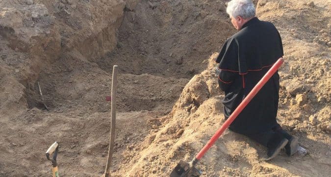 Ukraine’s Way of the Cross: Papal almoner prays at mass grave
