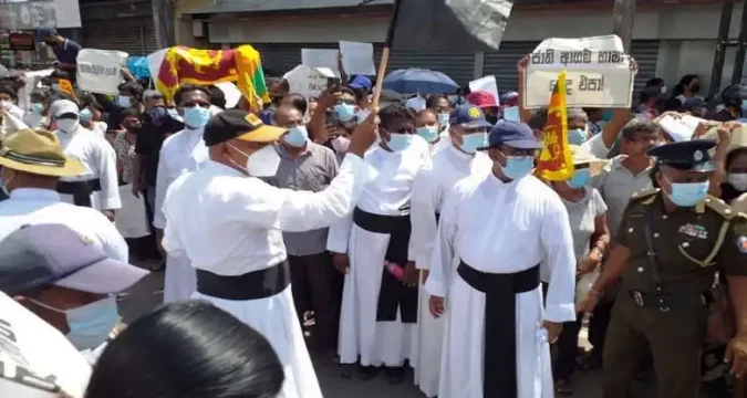 Calls mount for Sri Lankan government to quit Calls mount for Sri Lankan government to quit
