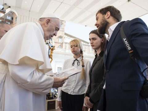 Wives of soldiers in Mariupol ask pope to help save their husbands