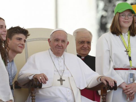 Pope criticises obsession with myth of eternal youth