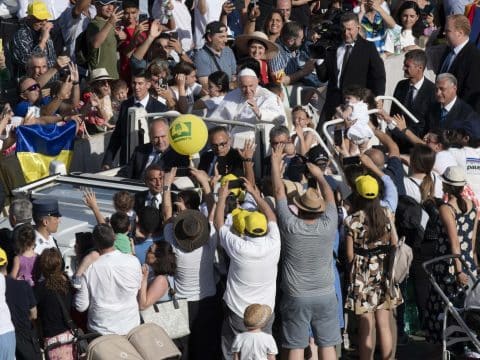 Pope asks families to take a small step toward greater holiness