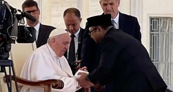 Pope invited to visit Indonesia