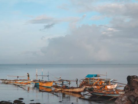 Businessmen help Filipino fishermen hit by oil price hike
