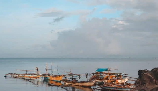Businessmen help Filipino fishermen hit by oil price hike