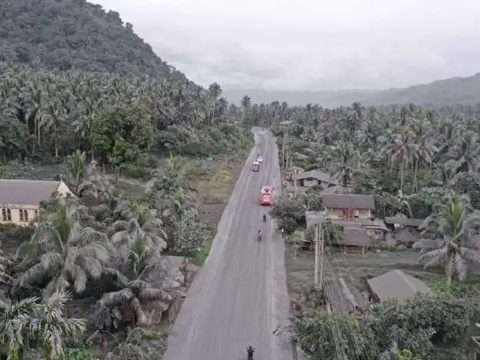 Thousands flee Philippine volcano eruption