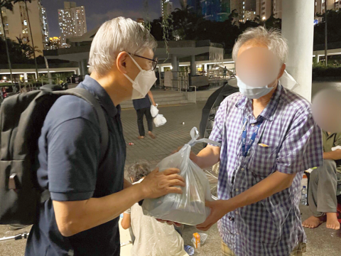 Bishop joins volunteers serving Hong Kong’s homeless 