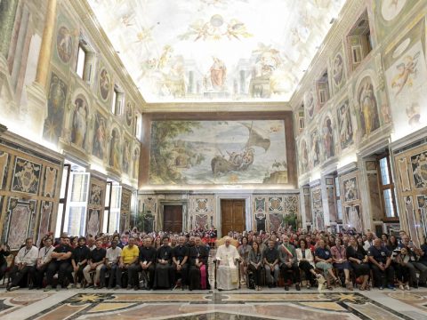 Pope urges young people to be authentic
