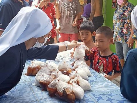 Religious sisters begin feeding programme for poor in Thailand